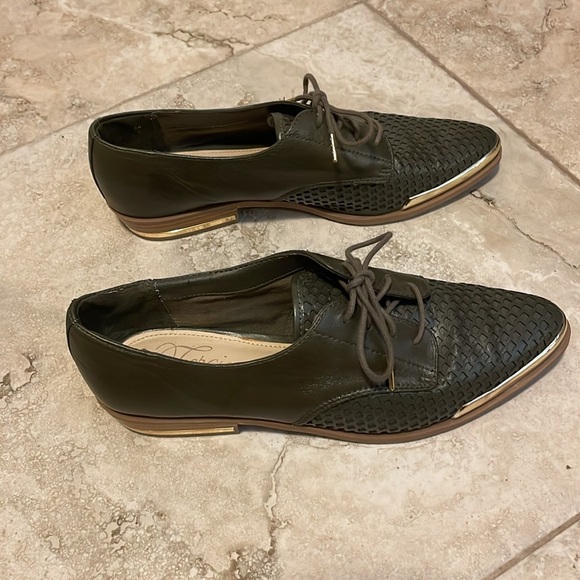 Fergie Green oxfords with gold detailing - Picture 4 of 7